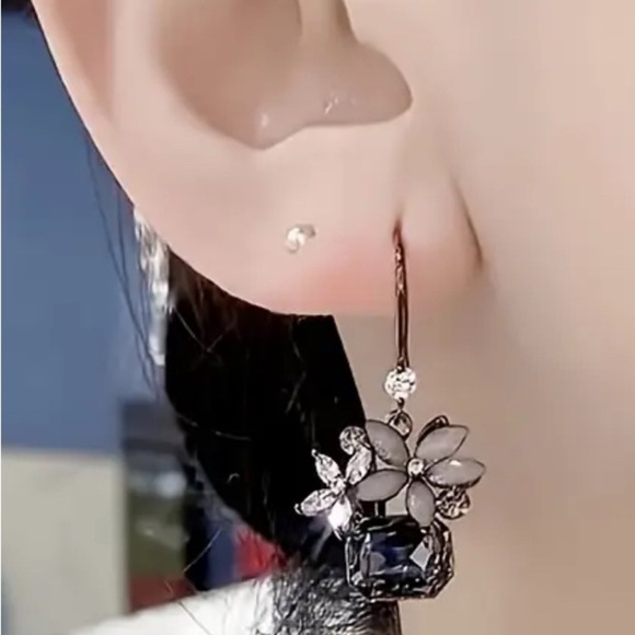 Elegant Floral Drop Earrings - Picture 5 of 5